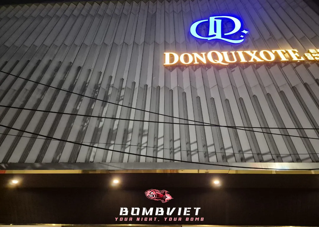 다낭 돈키호테 업소의 야간 외관과 대형 로고 간판