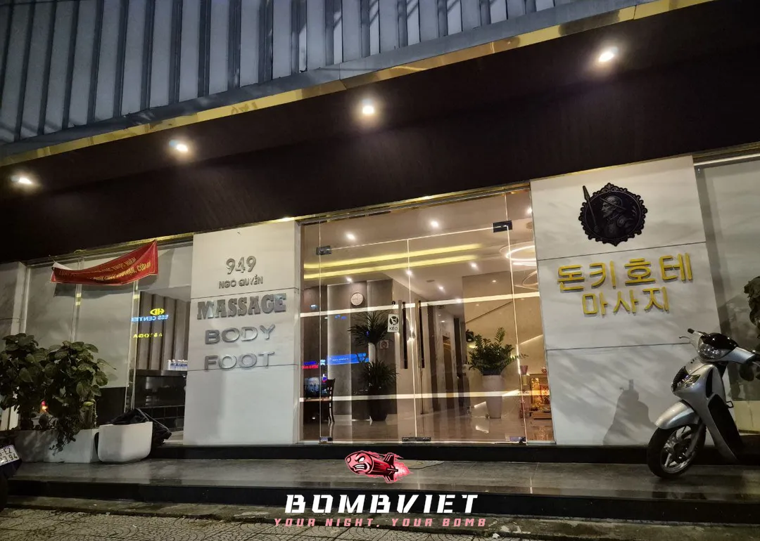 한글 간판이 걸린 다낭 돈키호테 마사지샵 1층 정문 입구