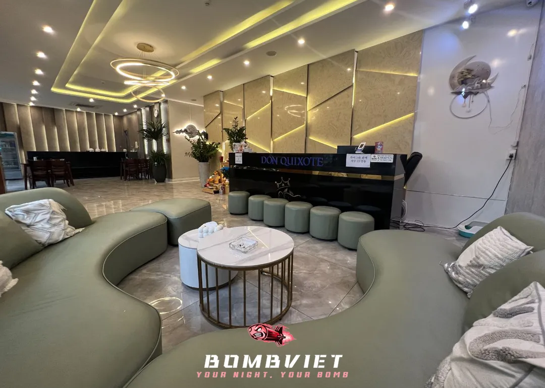 곡선형 소파와 대리석 바닥으로 꾸며진 로비