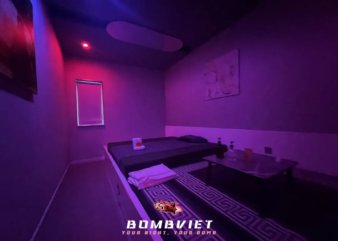 보라색 조명으로 연출한 마사지룸 내부
