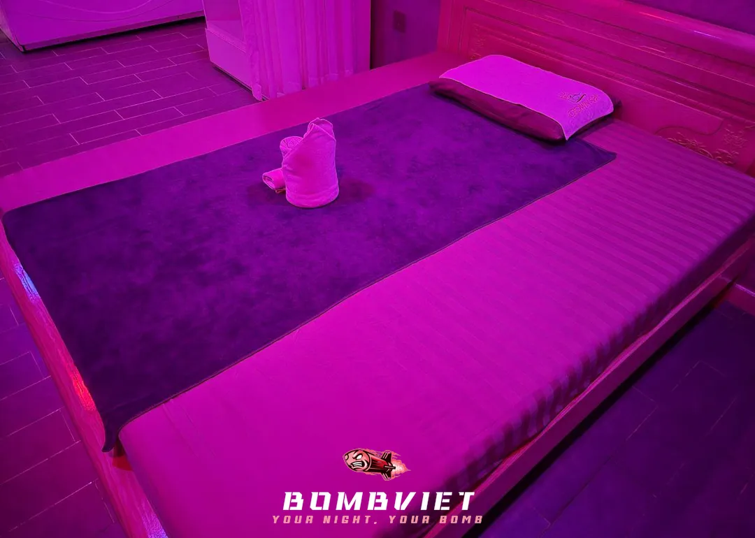 핑크색 베개와 수건으로 정돈된 마사지 침대