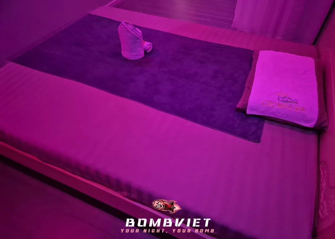 위에서 촬영한 마사지 베드의 수건 세팅 모습