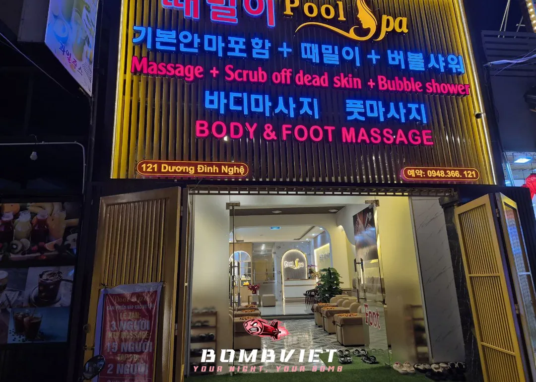 다낭 때밀이 풀 스파의 네온사인 간판과 입구 전경