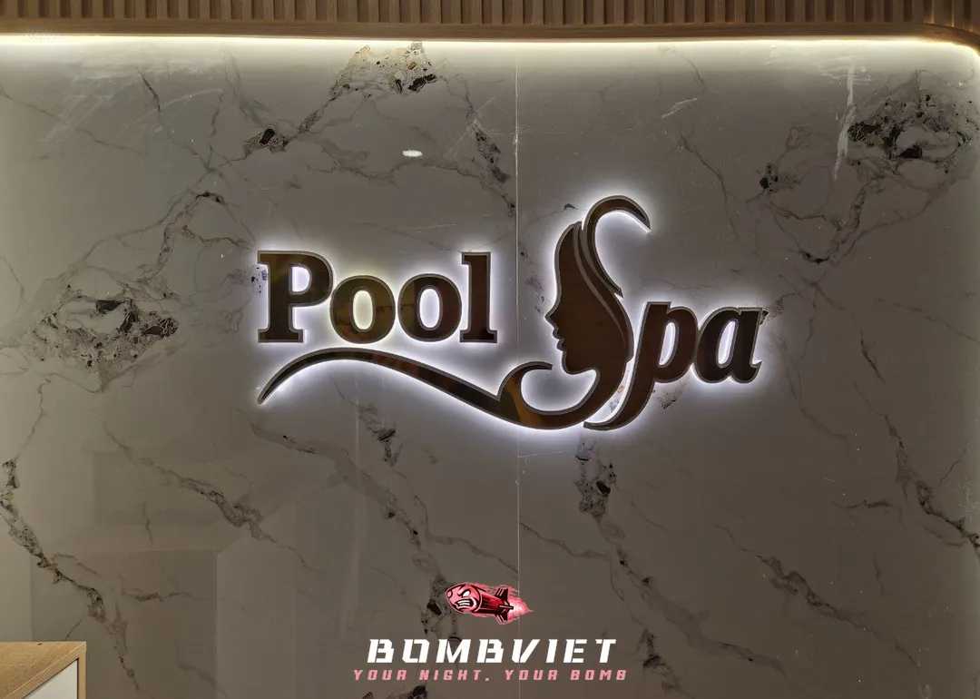 다낭 풀 스파 내부 대리석 벽면에 설치된 로고 조명