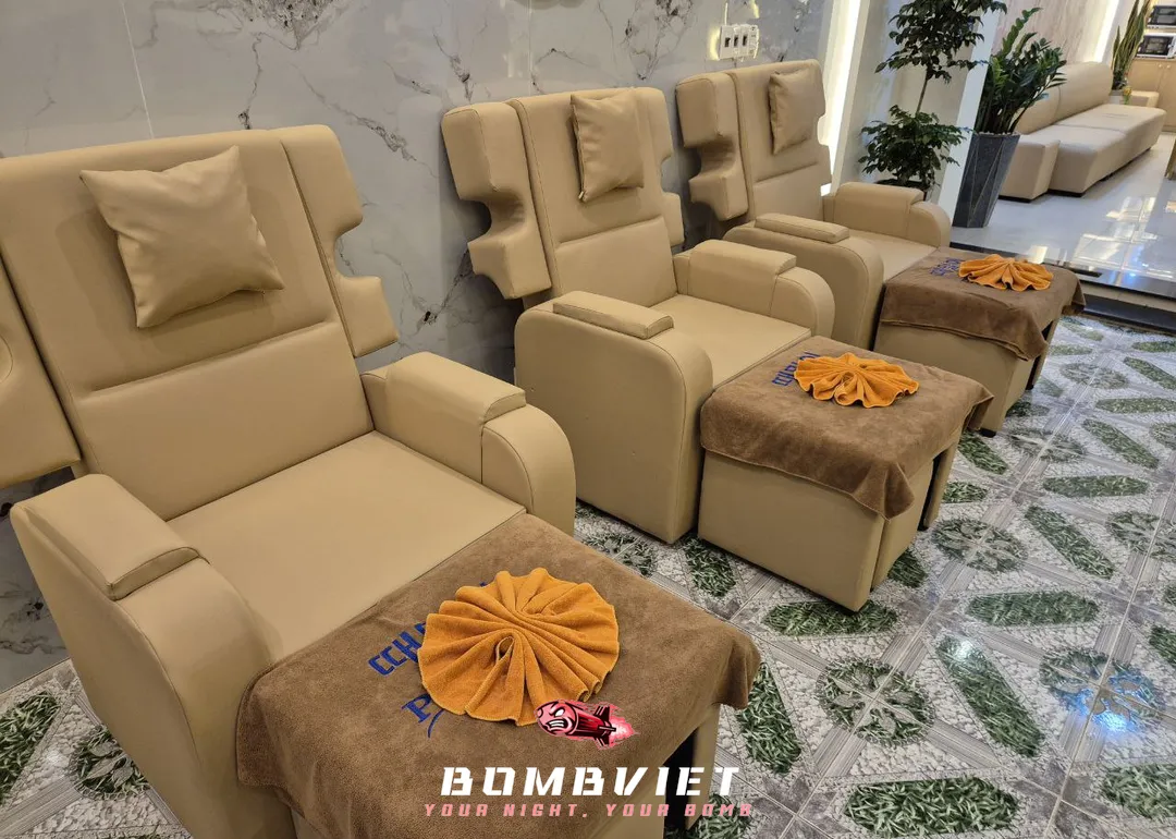 다낭 풀 스파의 발 마사지 전용 의자와 내부 시설.webp