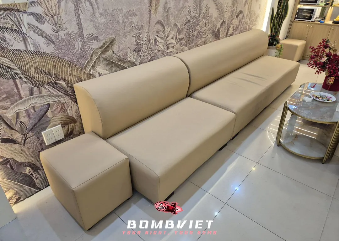 다낭 풀 스파의 로비 소파와 대기 공간.webp