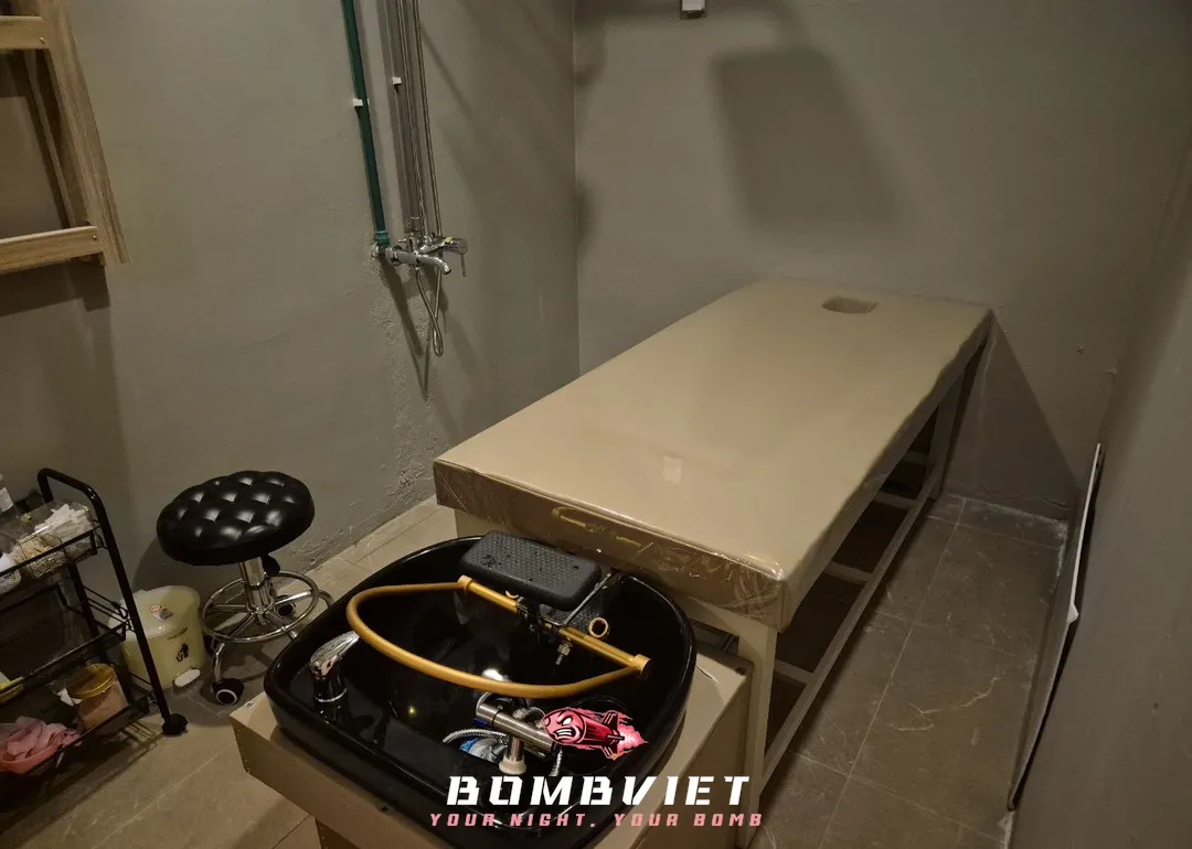 풀 스파 내 샴푸대가 설치된 세신실.webp