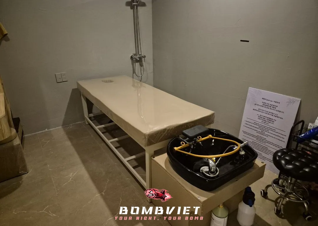 샤워 시설과 베드가 완비된 1인 세신 룸.webp