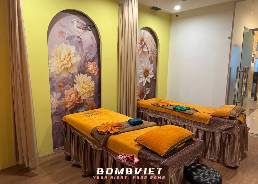 화사한 꽃무늬 인테리어의 2인용 마사지 룸.webp